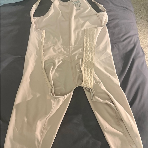 Elegant Cream Shapewear Bodysuit - Picture 1 of 1